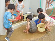 今年も泥遊び開始