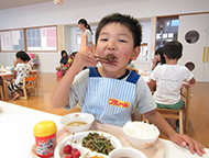 今日の給食のメインは「レバニラ炒め」