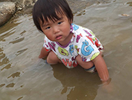 子ども達が泥遊び