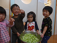 かしおぺあ(2歳児)でキャベツちぎりをしました