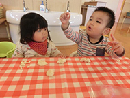 おーろら(0歳児)の子ども達が初めて小麦粉粘土