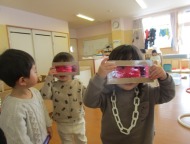 色に興味津々のおりおん(1歳児)の子ども達