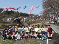 ５歳児クラス２３名は、バスに乗ってお花見に出かけました