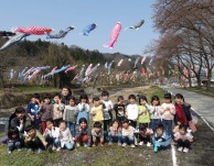 ５歳児クラス２３名は、バスに乗ってお花見に出かけました